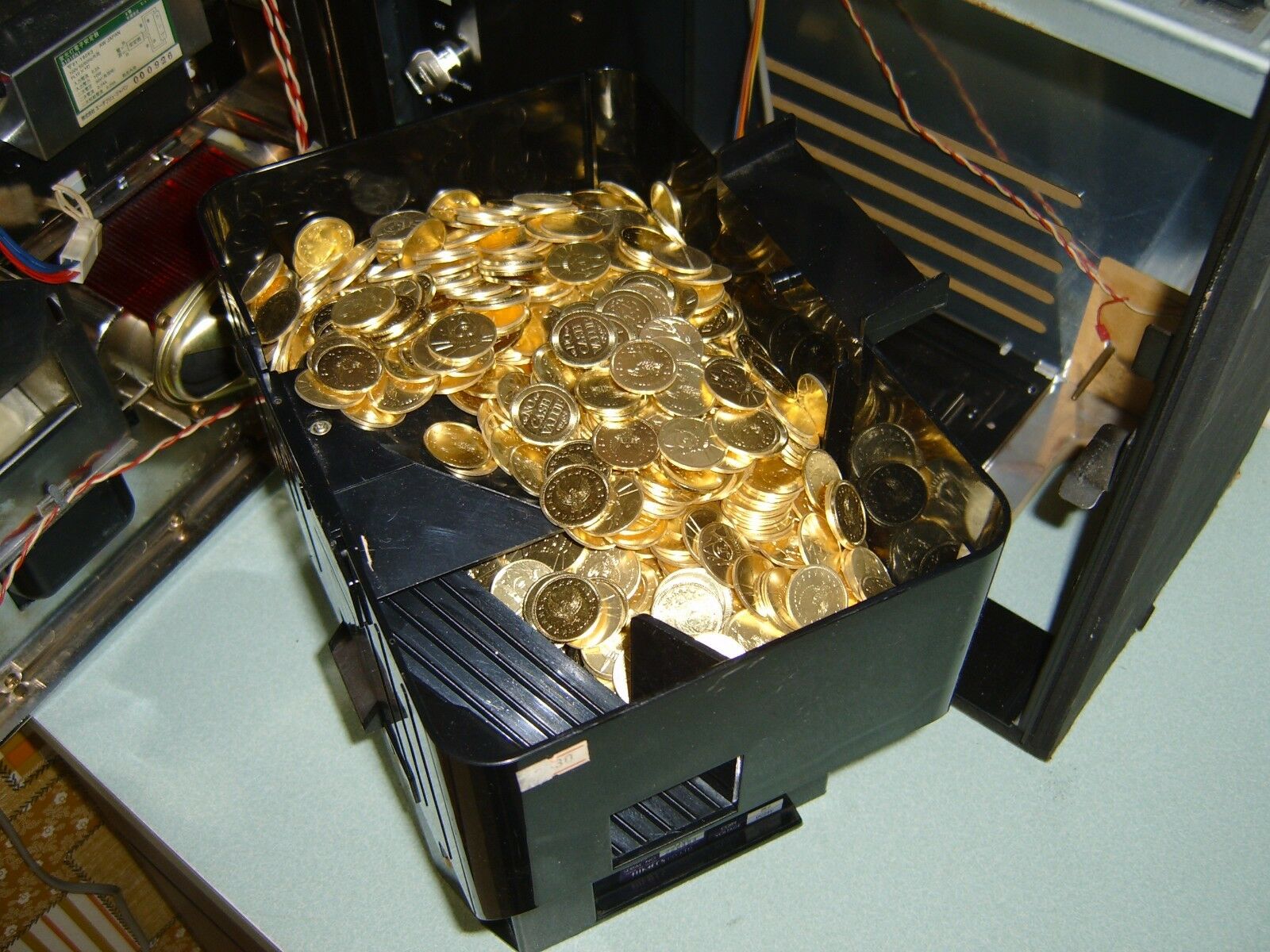 500 Golden Slot Machine Tokens- Beautiful Design !  For Pachislo Slot Machines