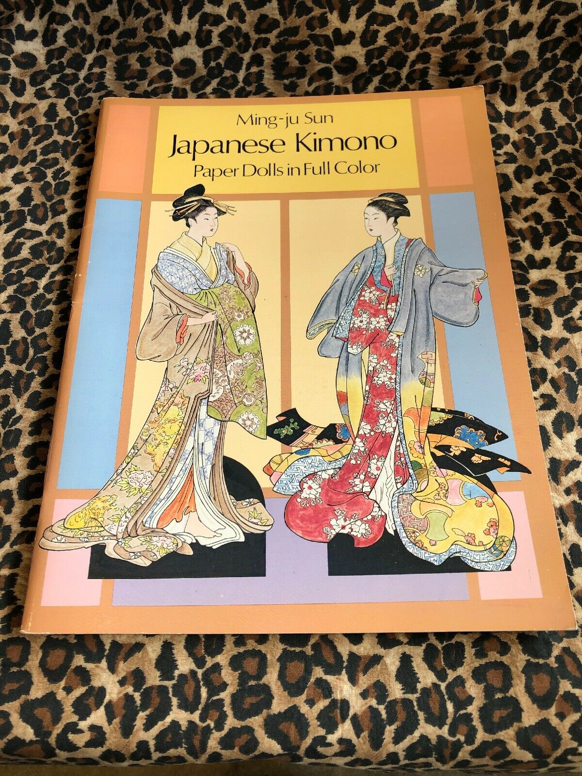 Ming-ju Sun Japanese Kimono Full Color Paper Doll Book Uncut 1986